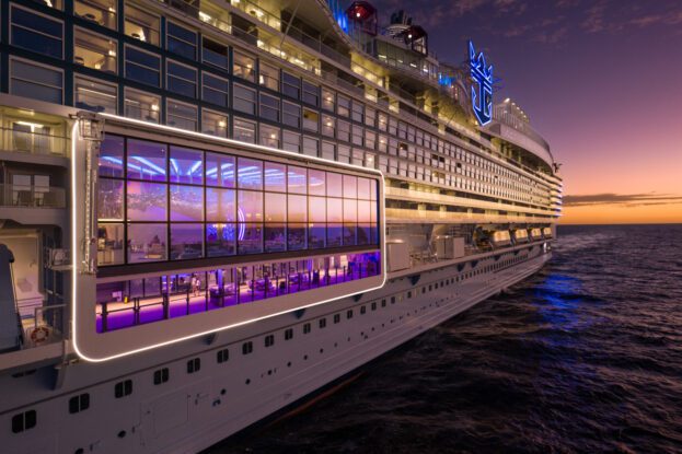 The Pearl enables the ship’s remarkable 95-foot-wide, three-deck-high panoramic window, flooding the Royal Promenade with natural light.